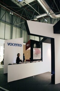 Stand accueil expo Comptoir pour accueillir les visiteurs / Source : Photopin