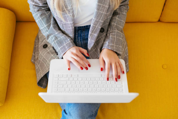 Femme en train de faire des comptes en ligne sur son ordinateur pour une entreprise