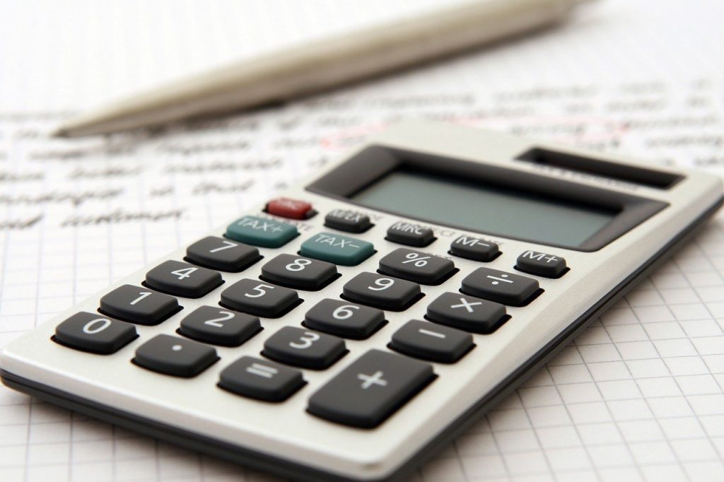 calculatrice et crayon sur un document manuscrit