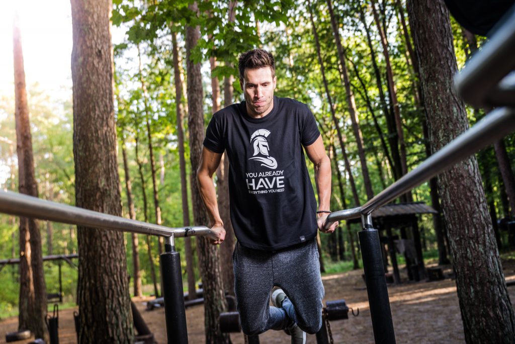 Un sportif dans une forêt