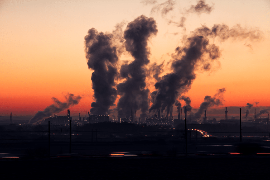 Une usine qui pollue avec des fumées 