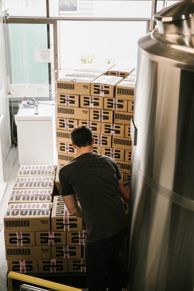 Homme en train de décharger des cartons dans son magasin