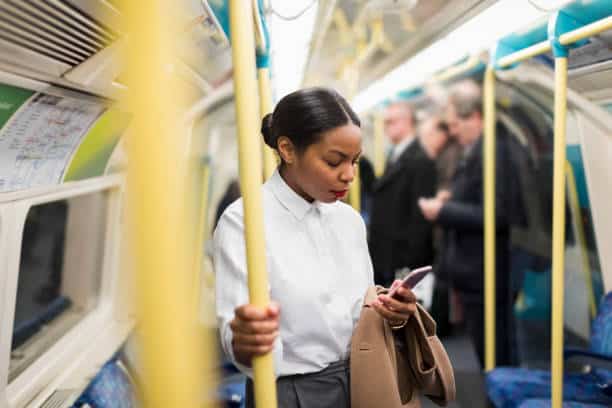 Femme d'affaires qui prend le métro pour se rendre au travail