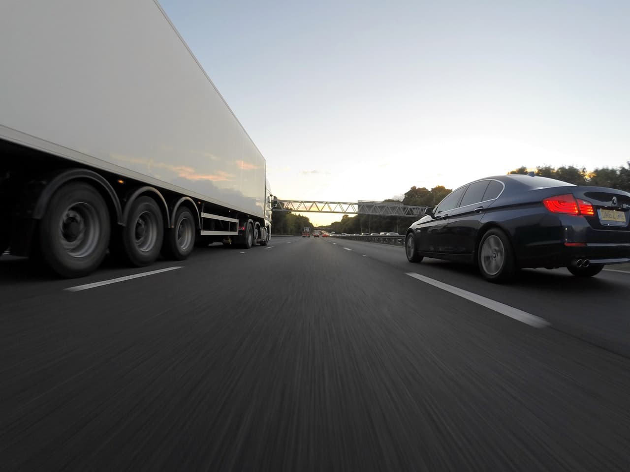 Camion et voiture sur la route