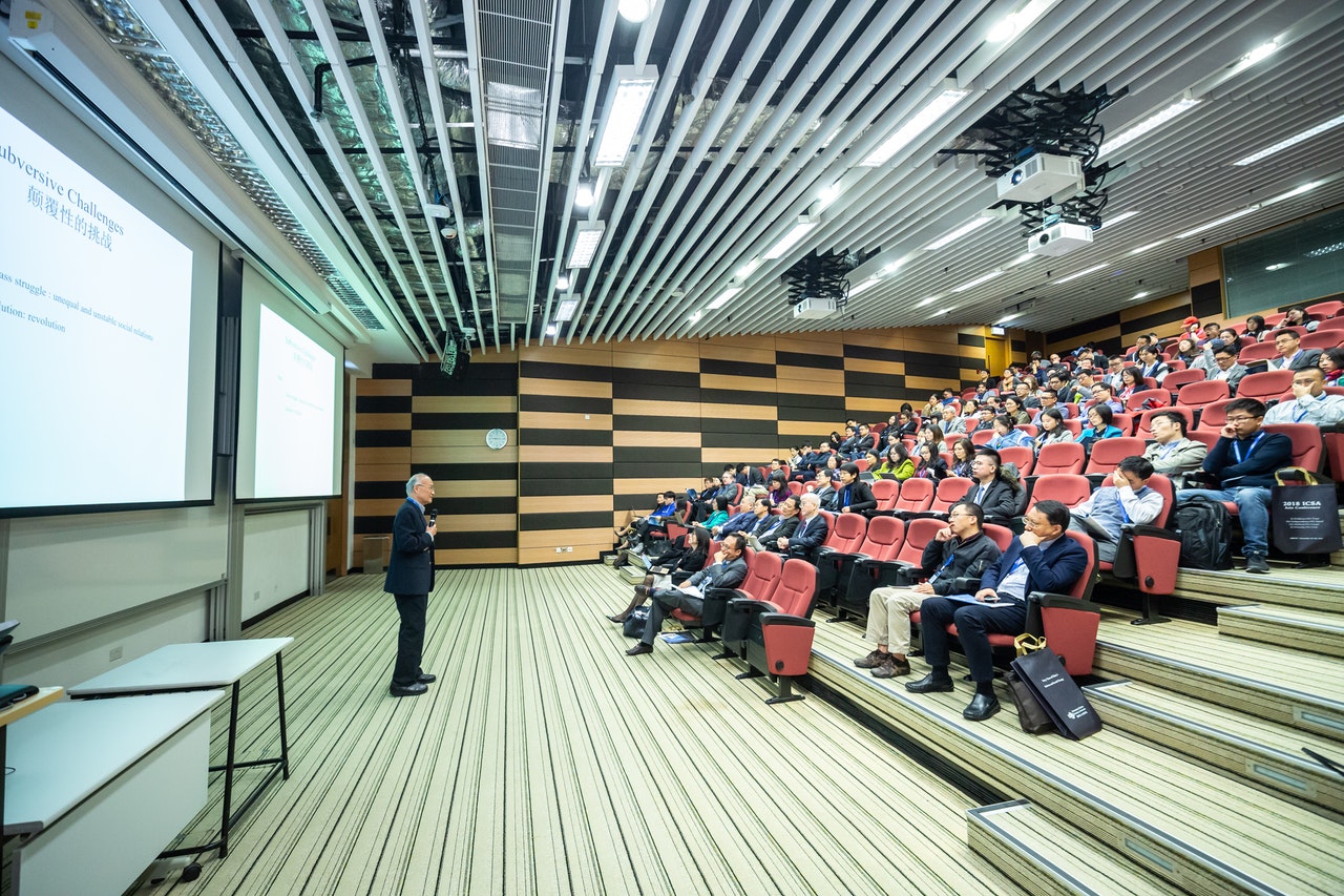 conférence dans un auditorium