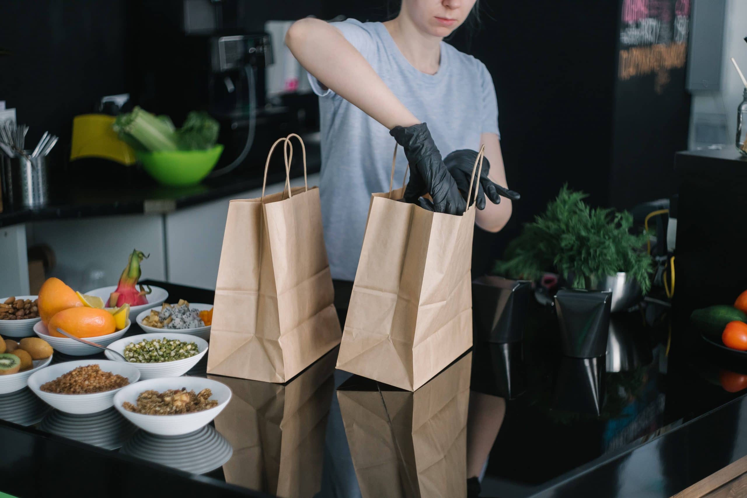 Restaurateur qui prépare des repas à emporter